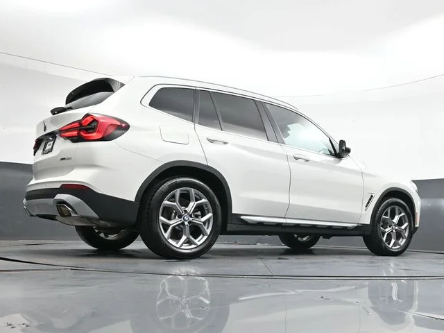 Used 2024  BMW xDrive30i image 32