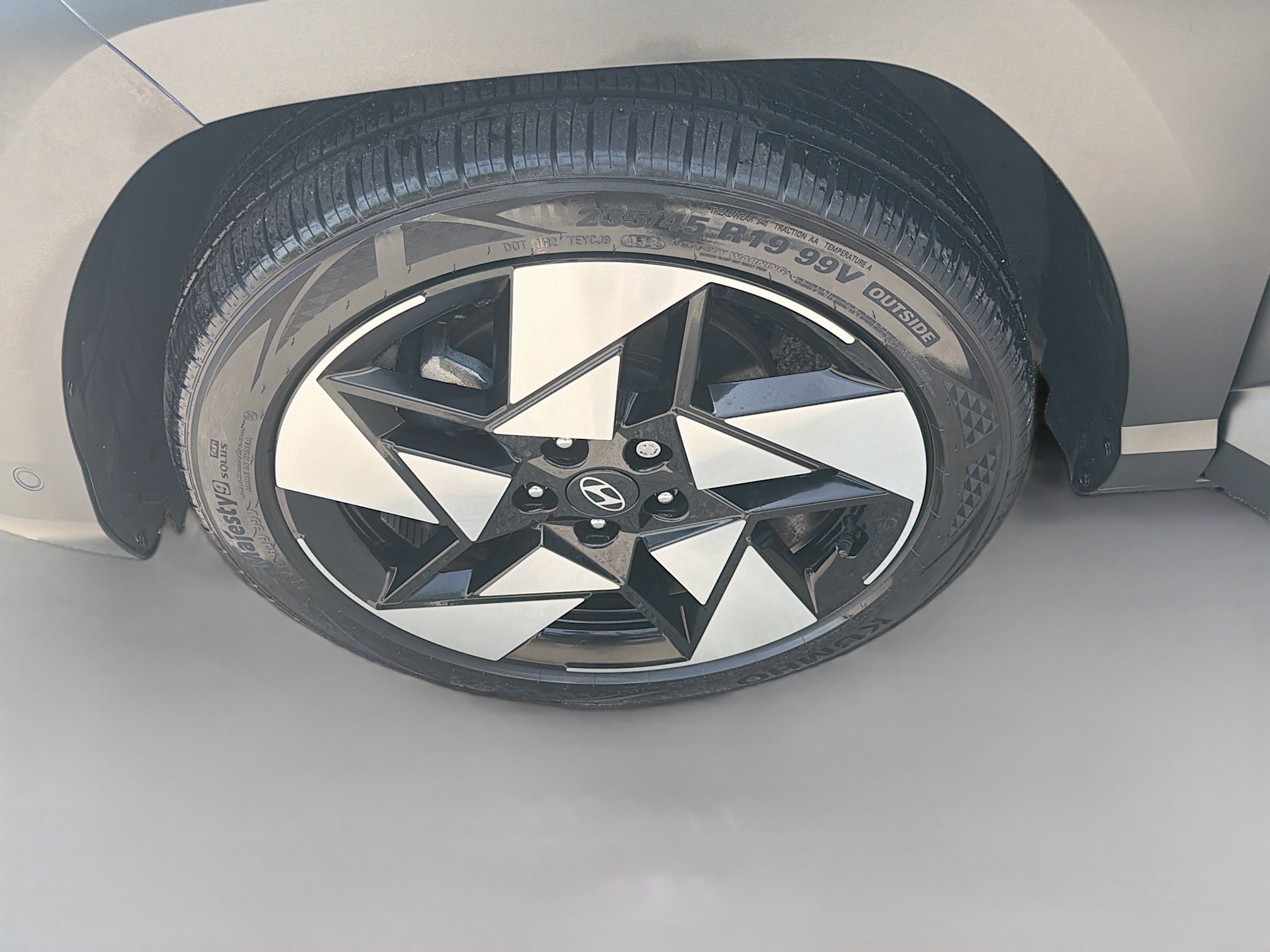 Used 2024 Ecotronic Gray Pearl Hyundai Limited image 34