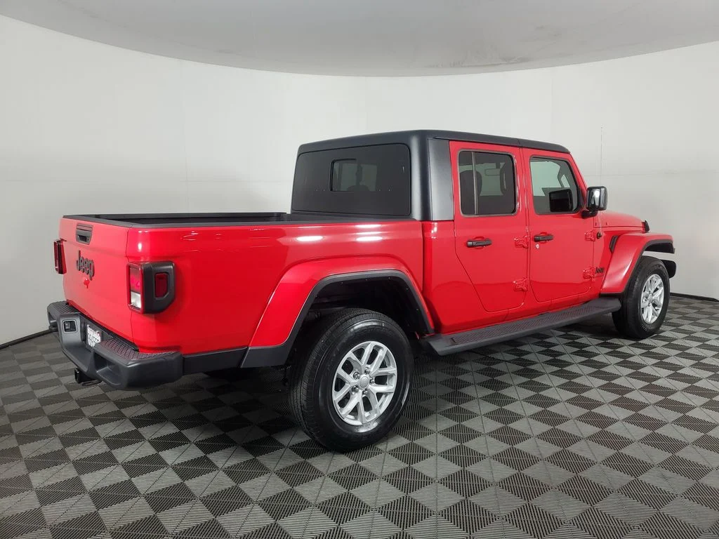 Used 2023 Red Jeep Sport S image 4