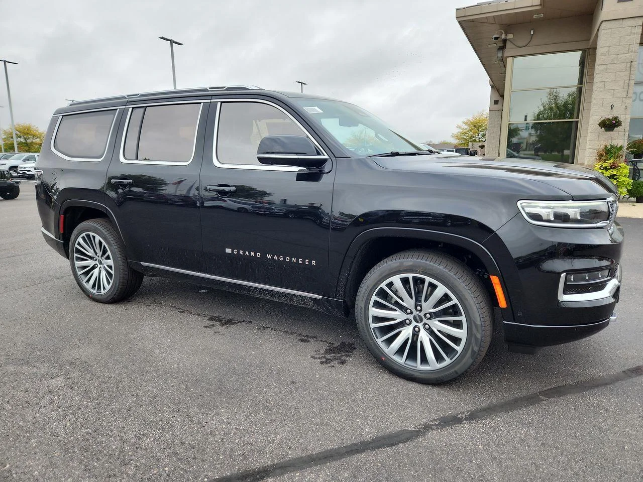 New 2023 Diamond Black Crystal Pearl-Coat Exterior Paint Jeep Series III image 11