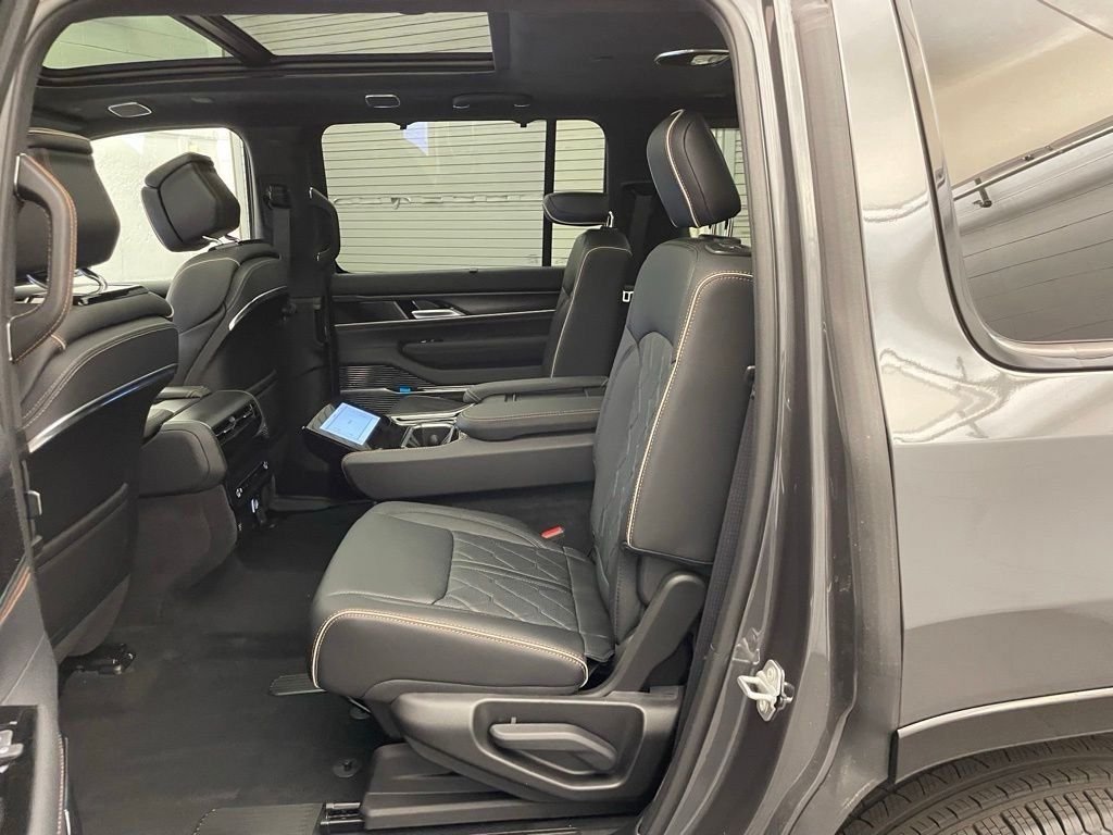 New 2026 Baltic-Gray Metallic Clear-Coat Exterior Paint Jeep Summit Reserve image 25