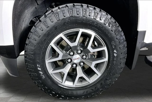 Used 2022 White GMC AT4 w/Leather image 31