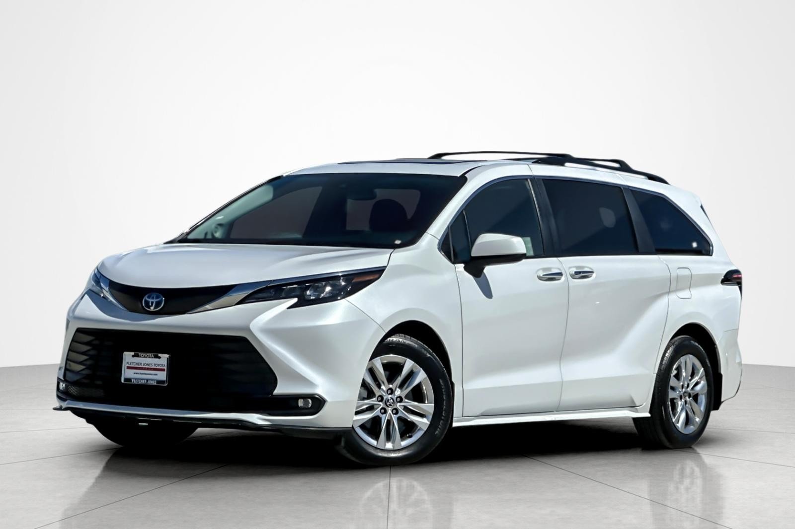 2025 Toyota Sienna XLE 8-Passenger Hybrid FWD's photo