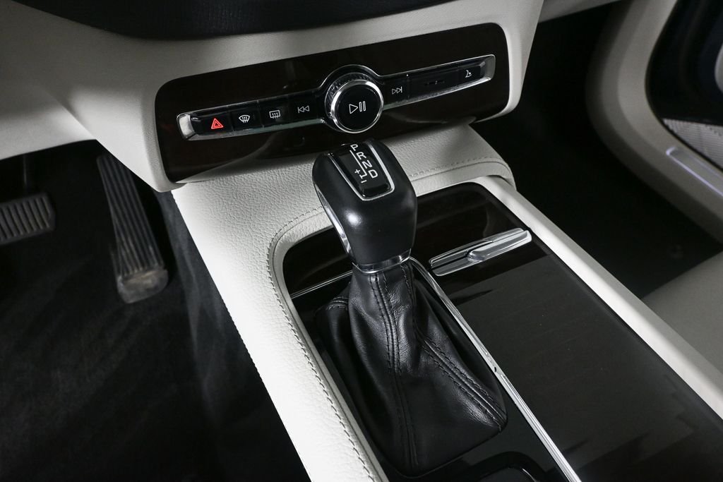 Used 2018 Blue Volvo T6 Momentum image 13