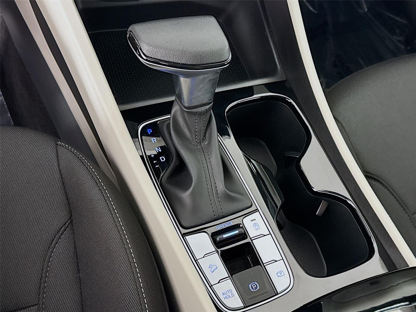 Used 2024 White Pearl Hyundai SE image 17