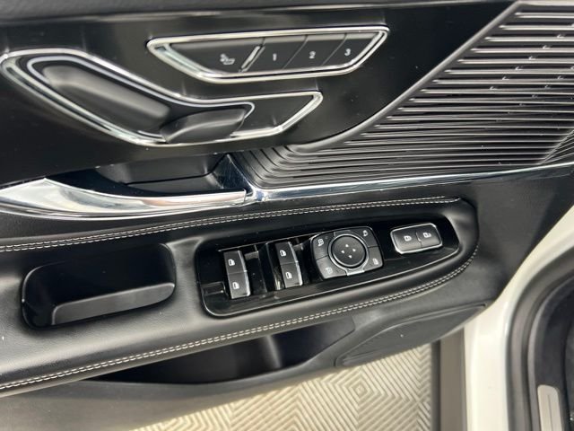 Used 2022 White Lincoln Standard image 13