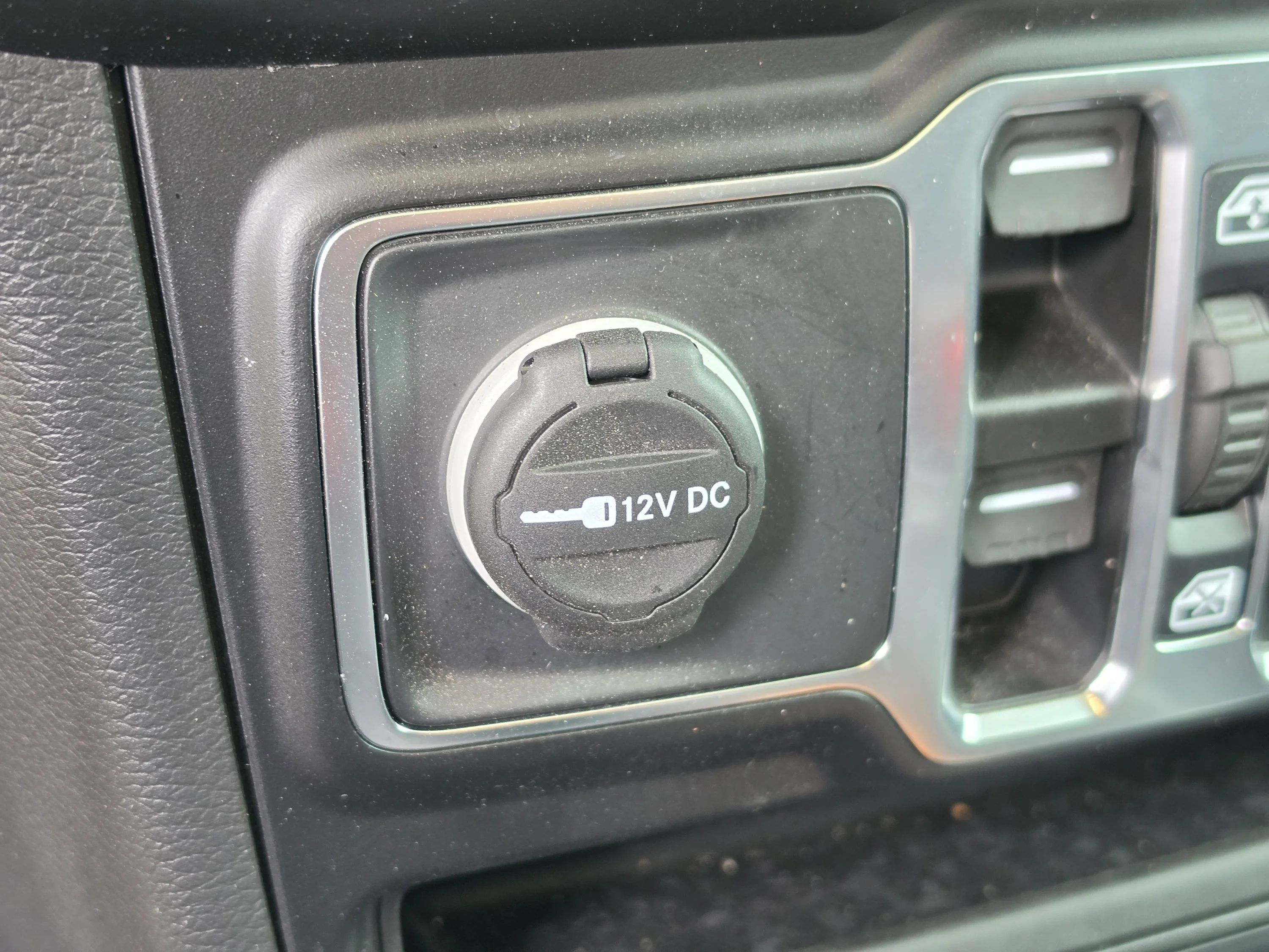 Used 2023 Sting-Gray Clearcoat Jeep Overland image 25