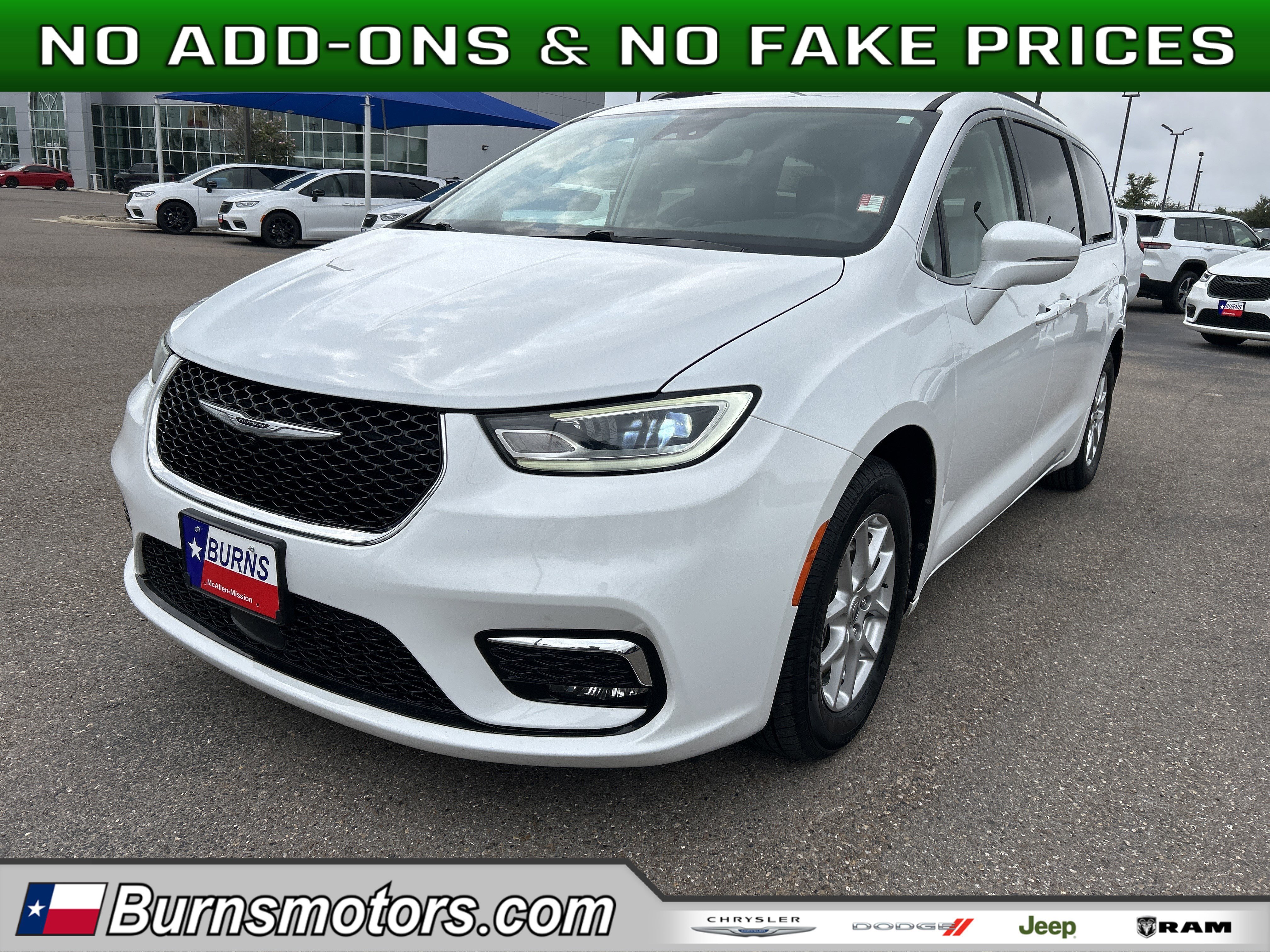 2022 Chrysler Pacifica Touring L's photo