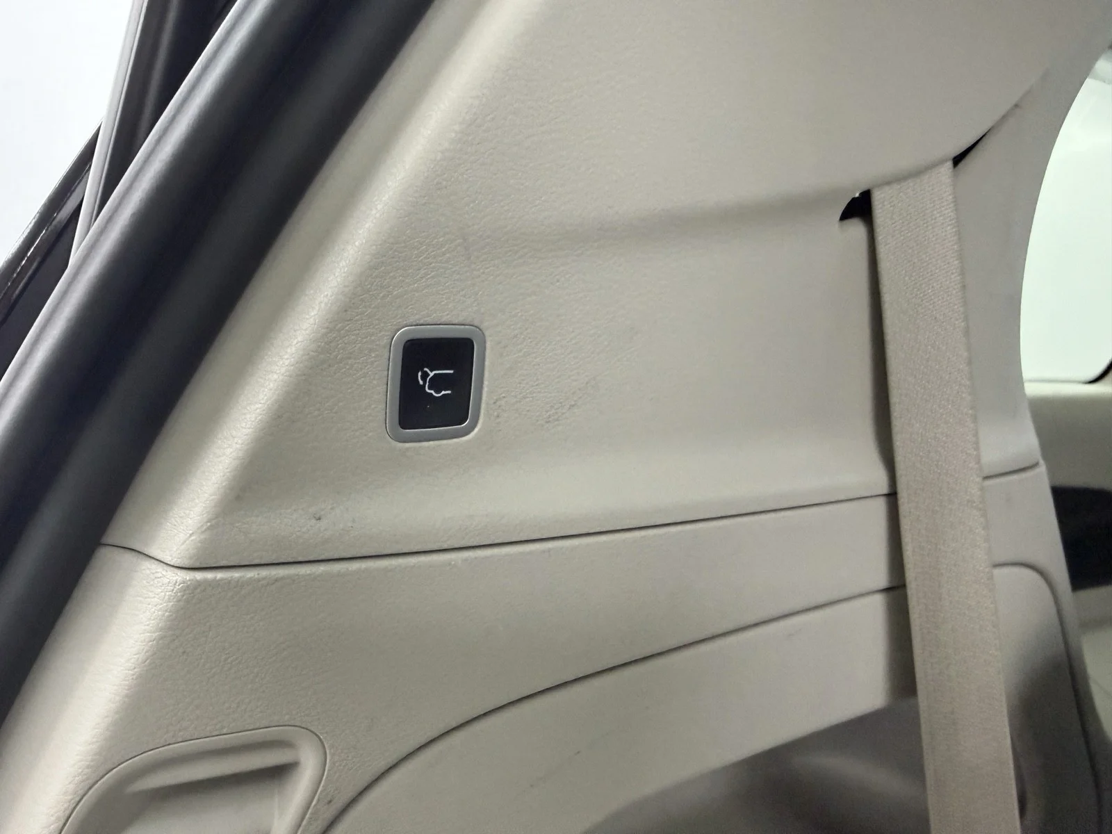 Used 2024 Diamond Black Crystal Pearlcoat Chrysler Touring L image 9