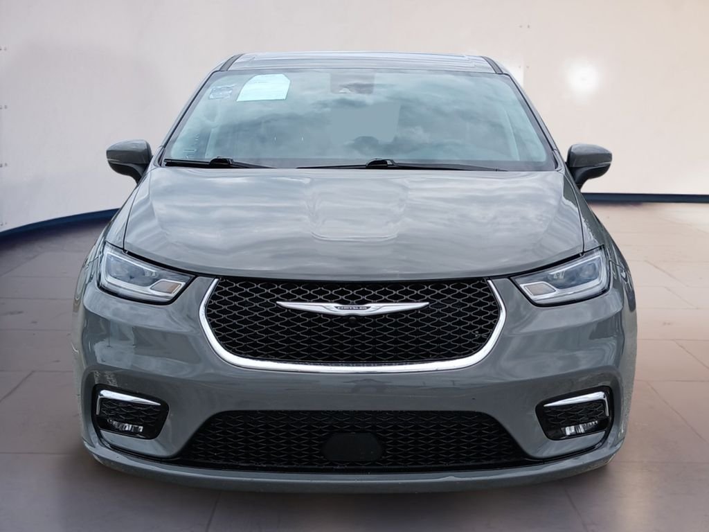 2023 Chrysler Pacifica Touring L's photo