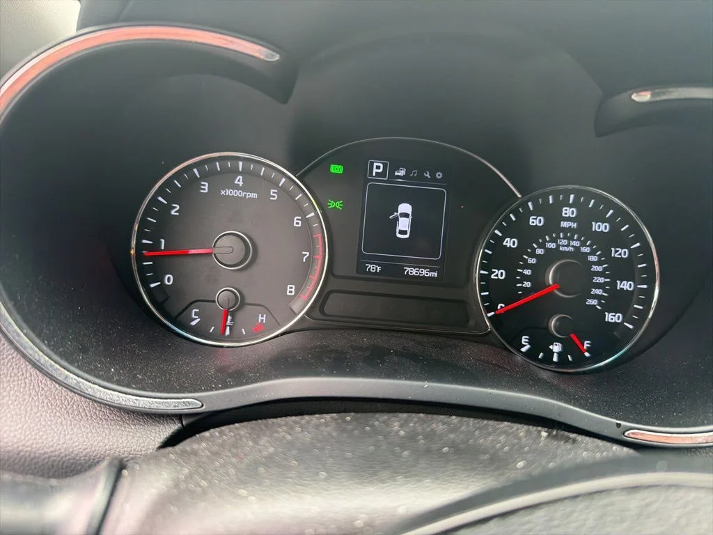 Used 2018 Clear White Kia S image 4