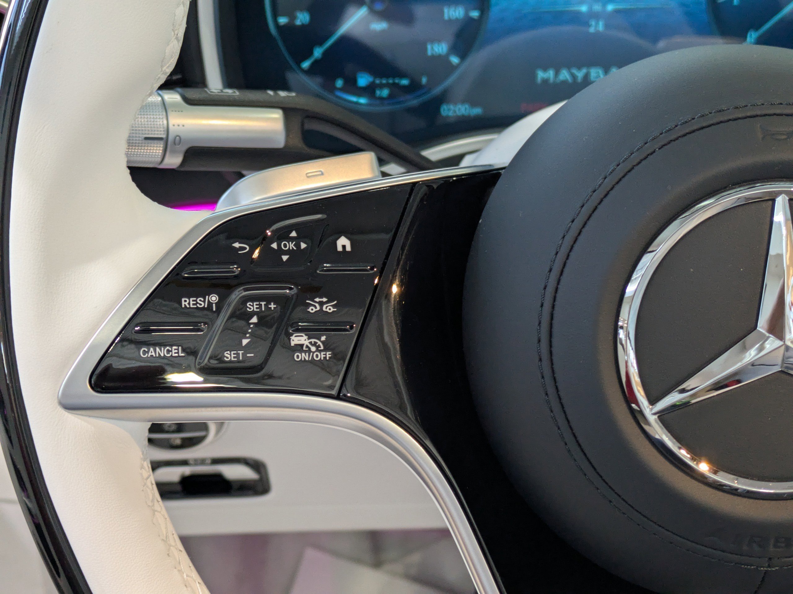 New 2026 MANUFAKTUR moonlight white magno (White Ambiance) Mercedes-Benz Maybach SL 680 Monogram Series image 17