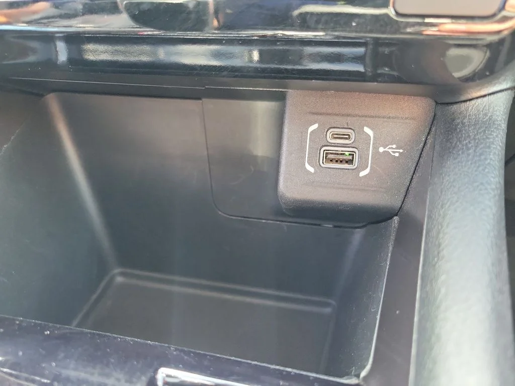 Used 2024 Bright White Clearcoat Jeep Latitude image 33