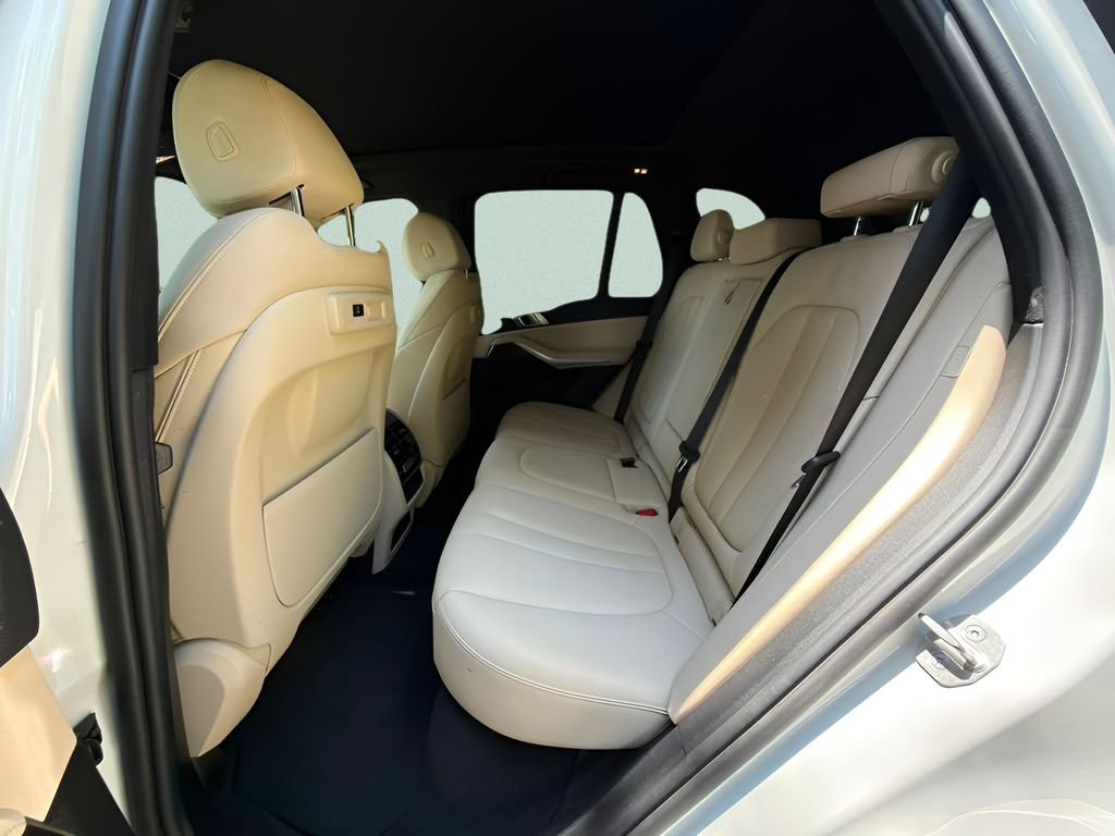 Used 2022 White BMW xDrive40i image 23