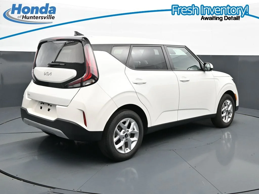 Used 2025 Snow White Pearl Kia LX image 10