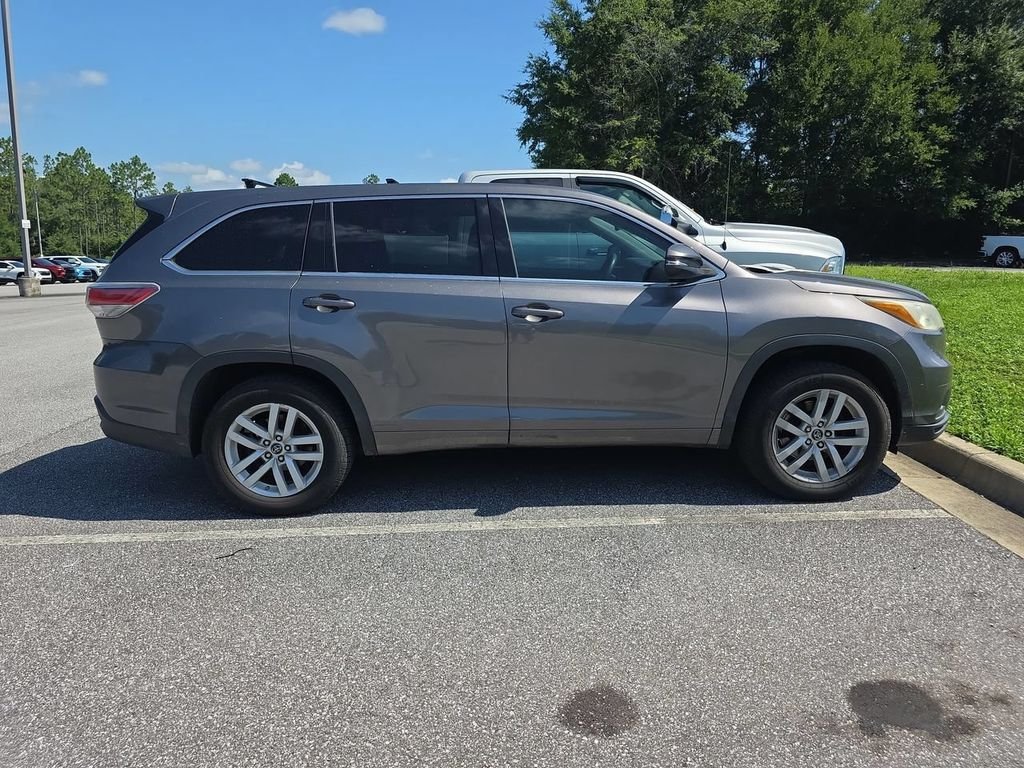 Used 2016 Gray Toyota LE V6 image 3