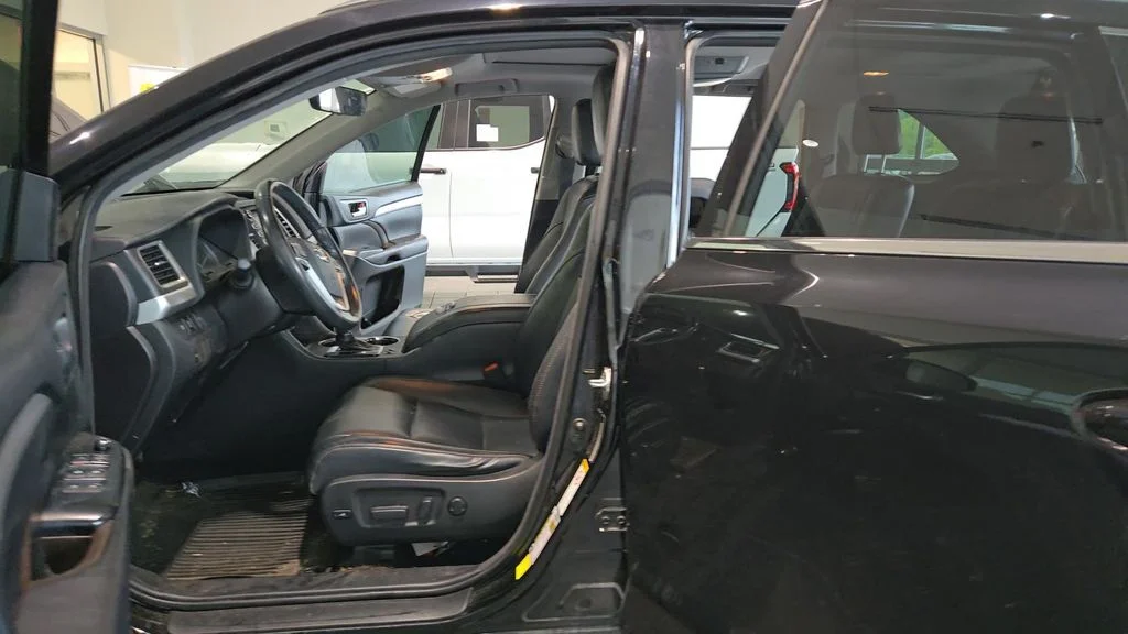 Used 2018 Black Toyota XLE image 9