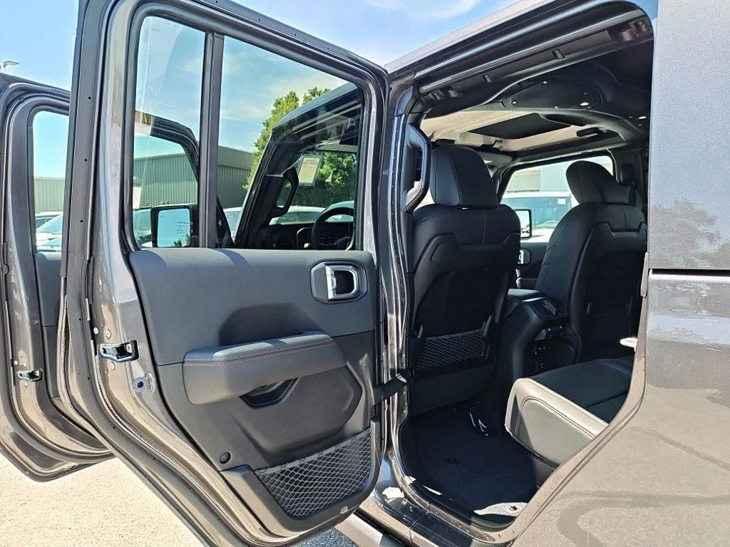 New 2026 Granite Crystal Metallic Clear-Coat Exterior Paint Jeep Rubicon X image 29