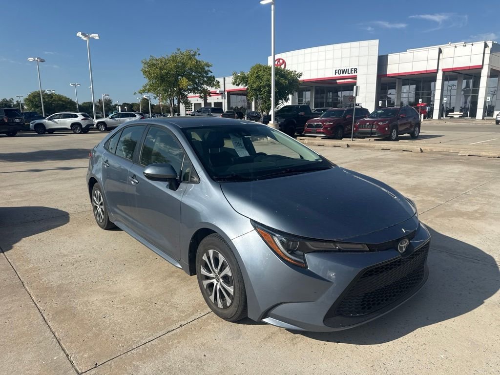 Used 2022  Toyota LE image 3