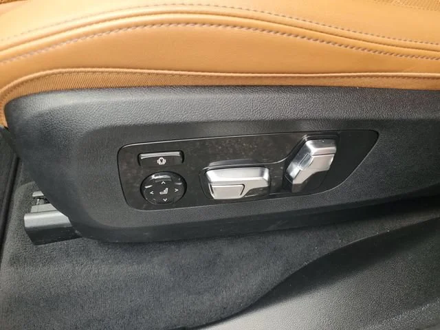 Used 2025 Gray BMW xDrive40i image 7