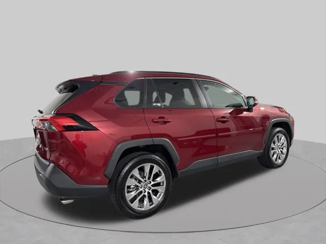 Used 2021 Red Toyota XLE Premium image 13