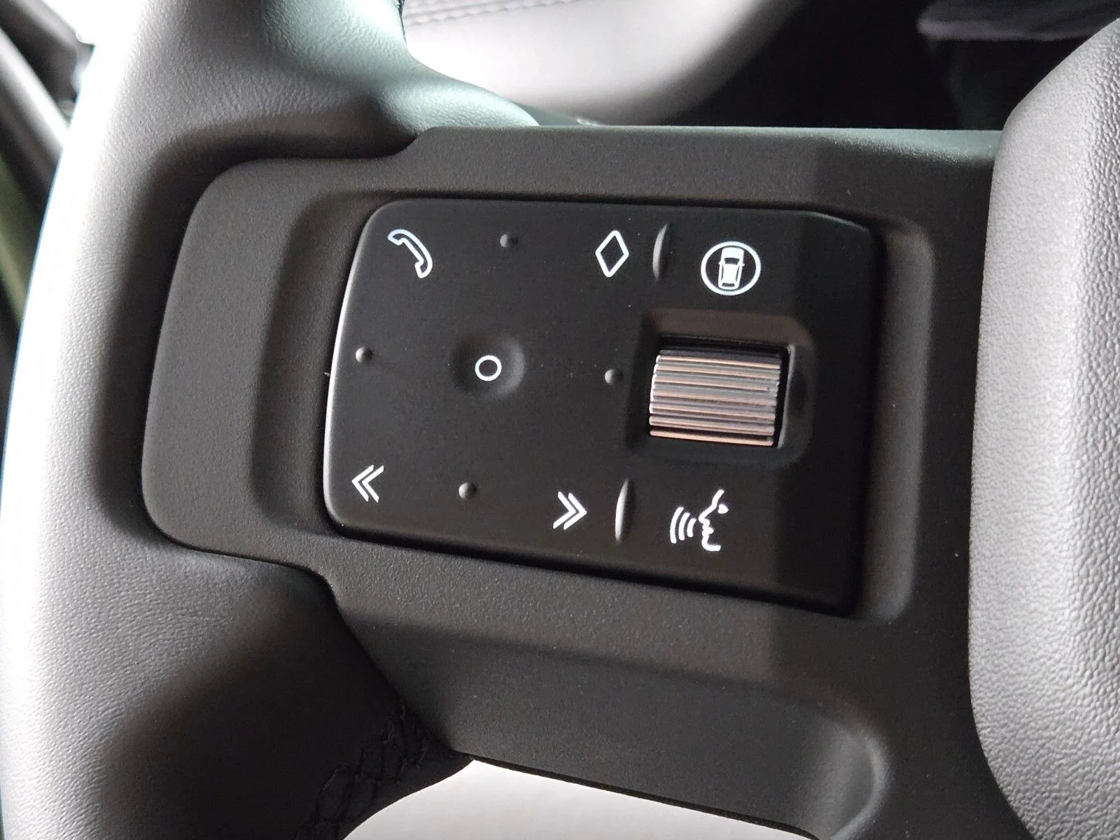 New 2026 Woolstone Green Land Rover X-Dynamic SE image 25