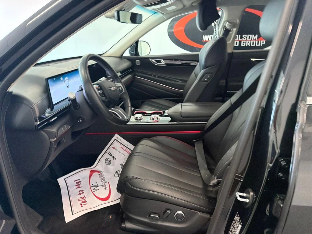 Used 2025 Black Genesis 2.5T image 9