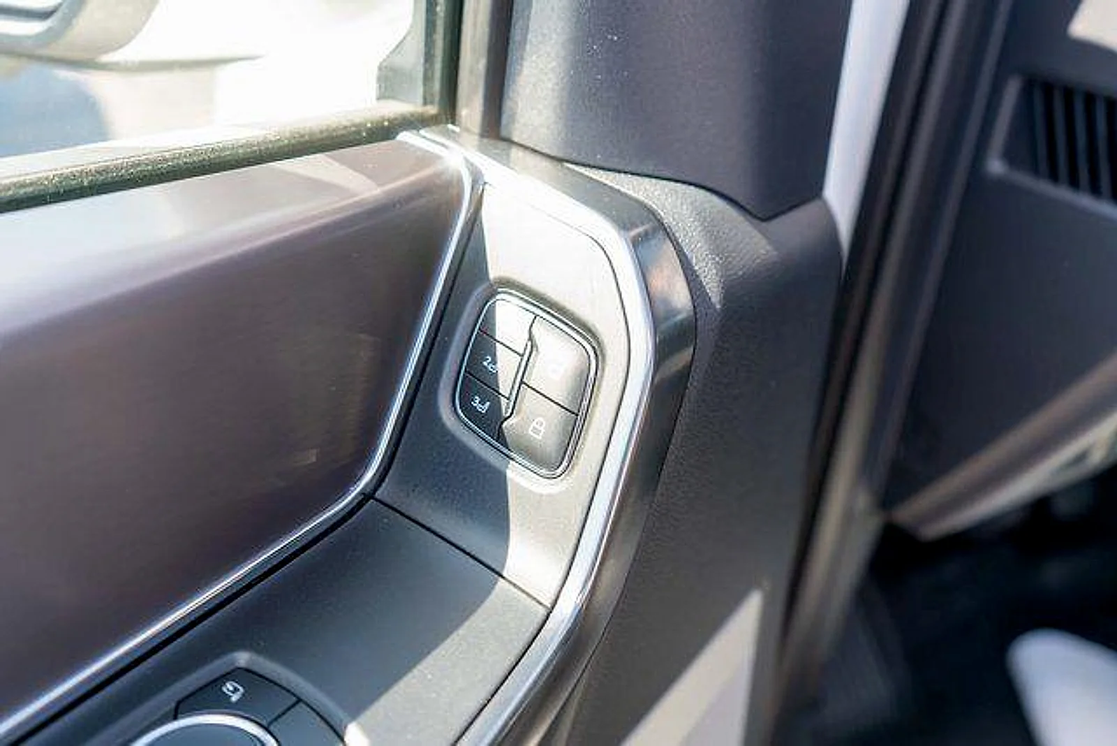 Used 2025 Star White Metallic Tri-Coat Ford Platinum image 15