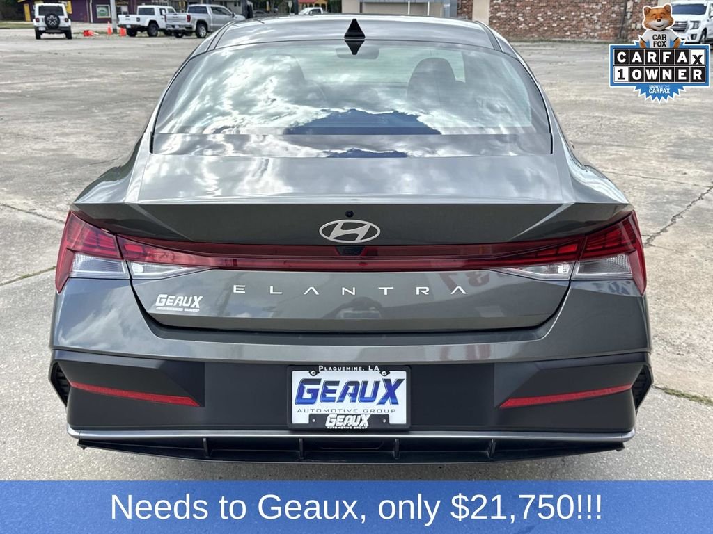 Used 2025 Gray Hyundai SEL Convenience image 12