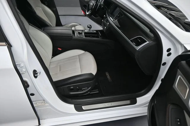 Used 2018 White Genesis 3.3T Sport image 67