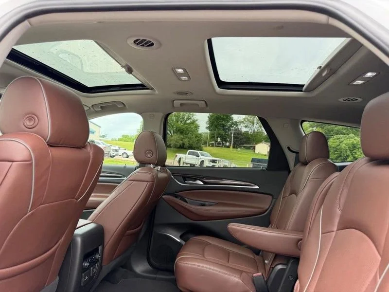 Used 2021 WHITE FROST TRICOAT Buick Avenir image 10