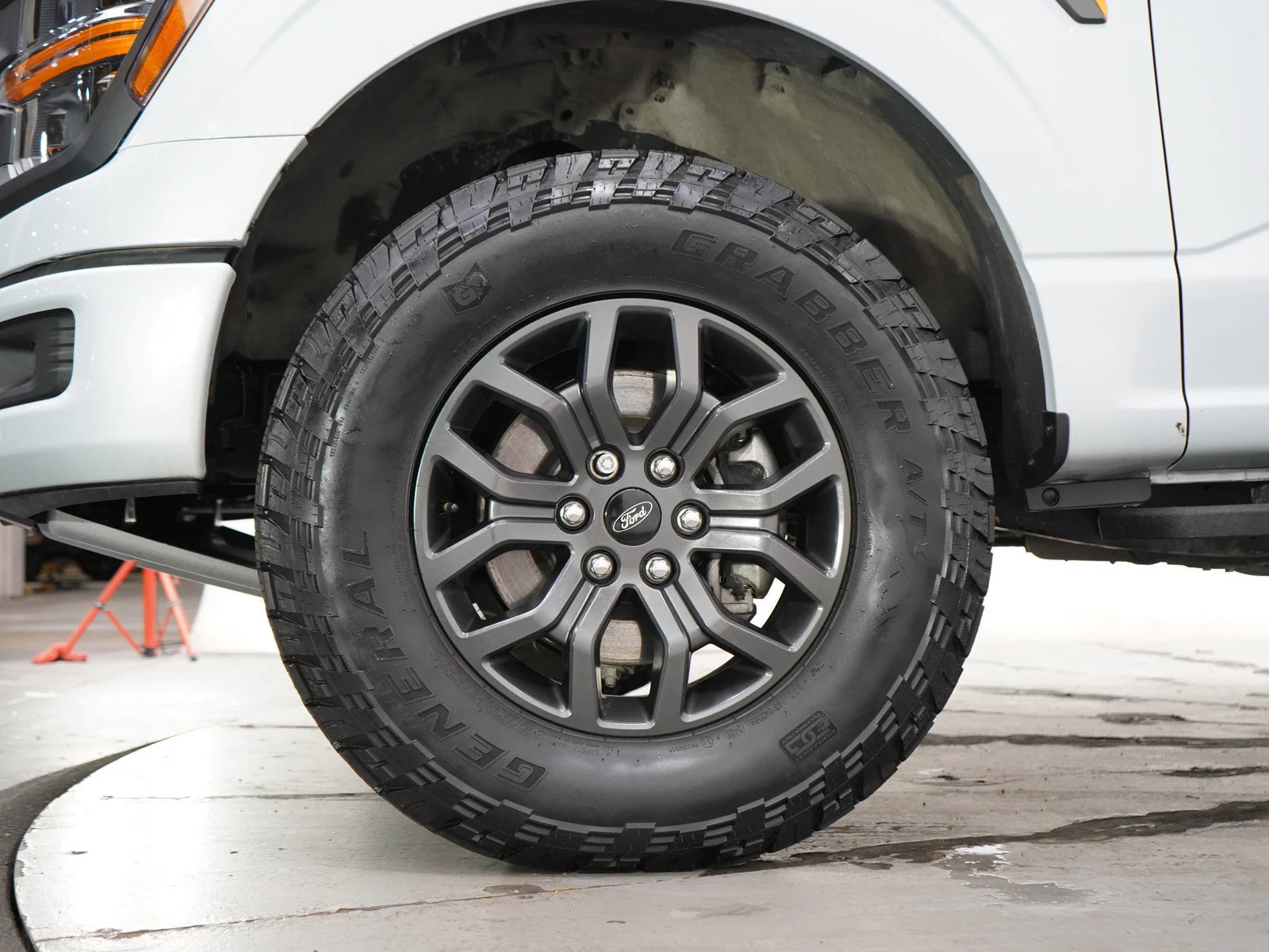 Used 2025 Space White Metallic Ford Tremor image 29