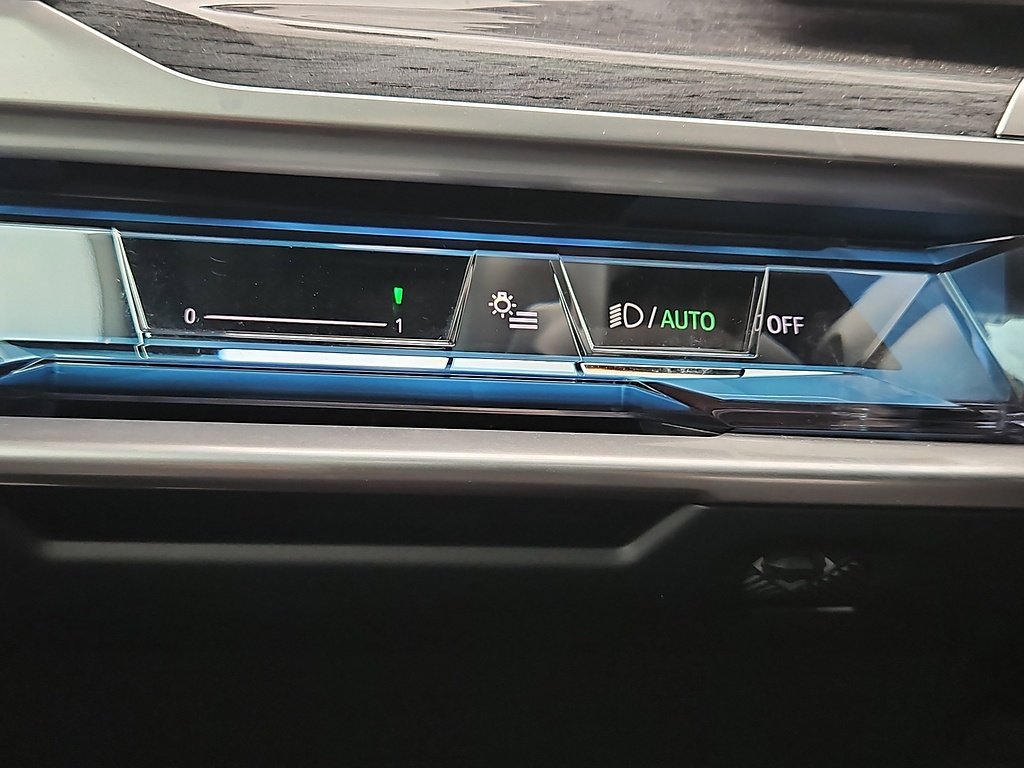 Used 2025  BMW 740i image 26