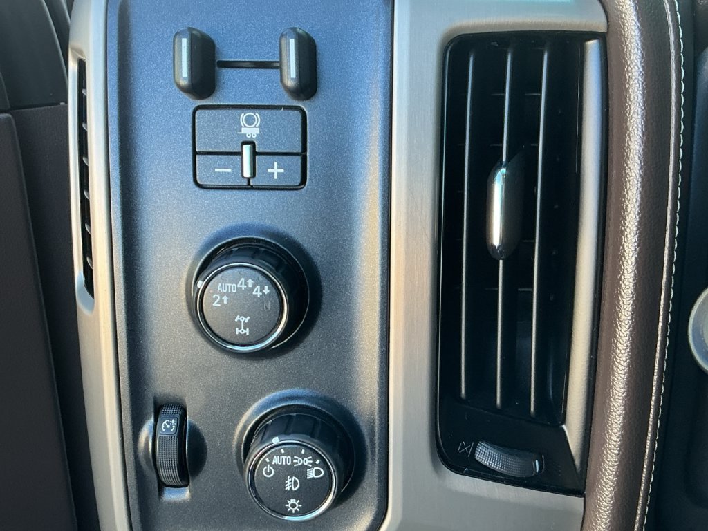 Used 2017 White GMC Denali image 26