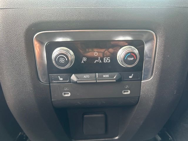Used 2022 White GMC SLT image 22