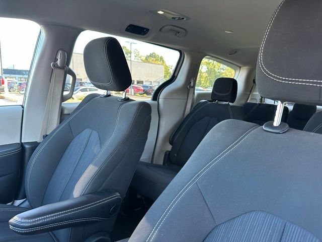 Used 2023 White Chrysler LX image 10
