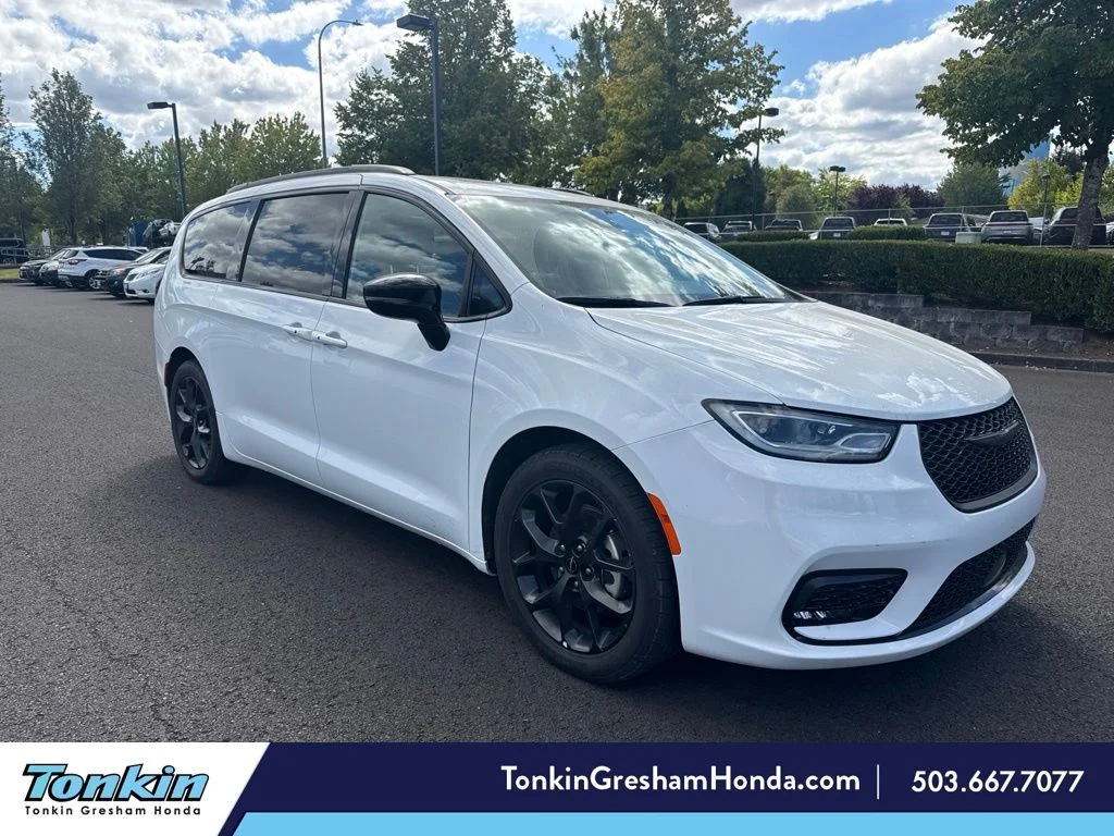 Used 2025 Bright White Clearcoat Chrysler Limited image 1