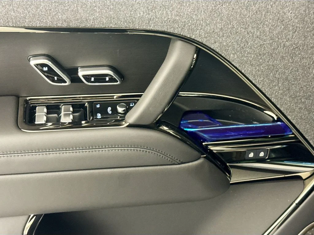 New 2026 Ionian Silver in Gloss finish Land Rover Autobiography image 17