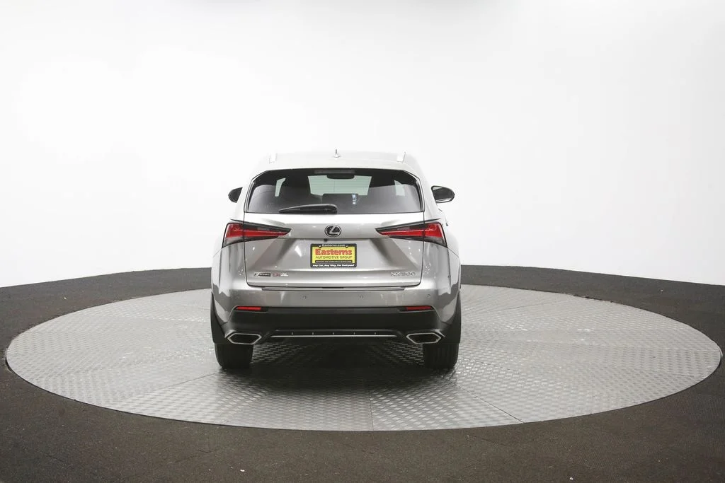 Used 2018  Lexus  image 33