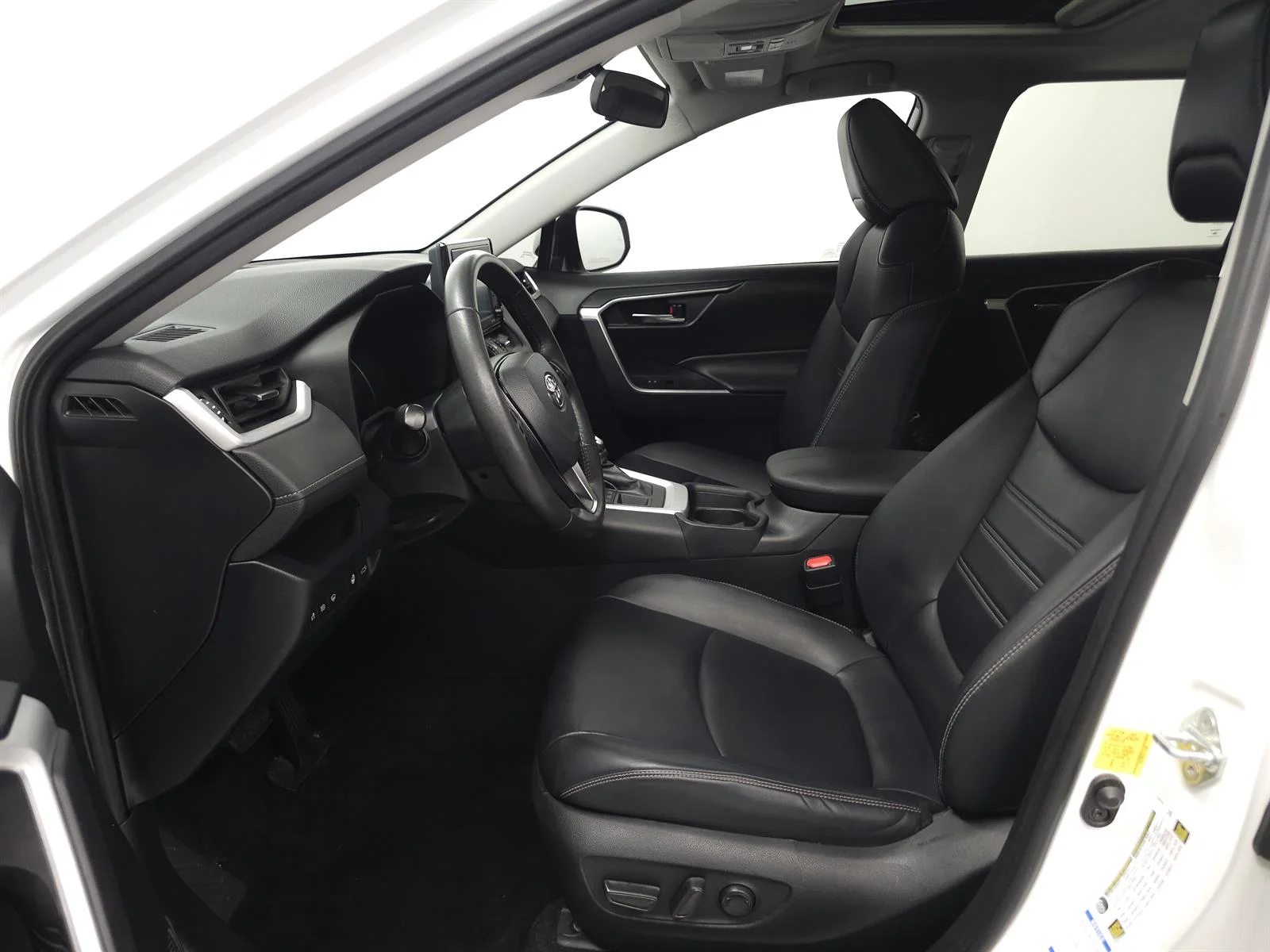 Used 2020 White Toyota XLE Premium image 4