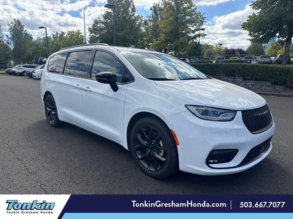 Used 2025 Bright White Clearcoat Chrysler Limited image 1