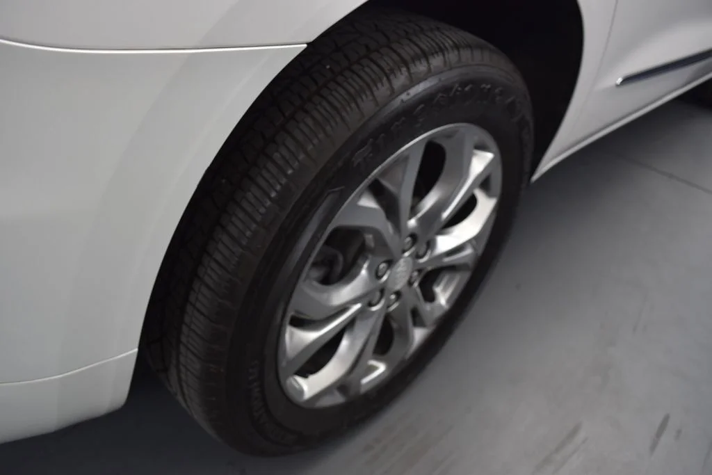 Used 2021 White Frost Buick Avenir image 24