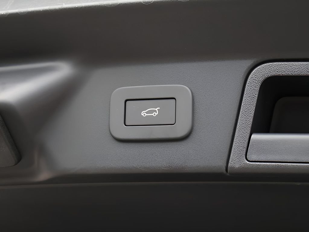 Certified Used 2026 White Land Rover Autobiography image 18