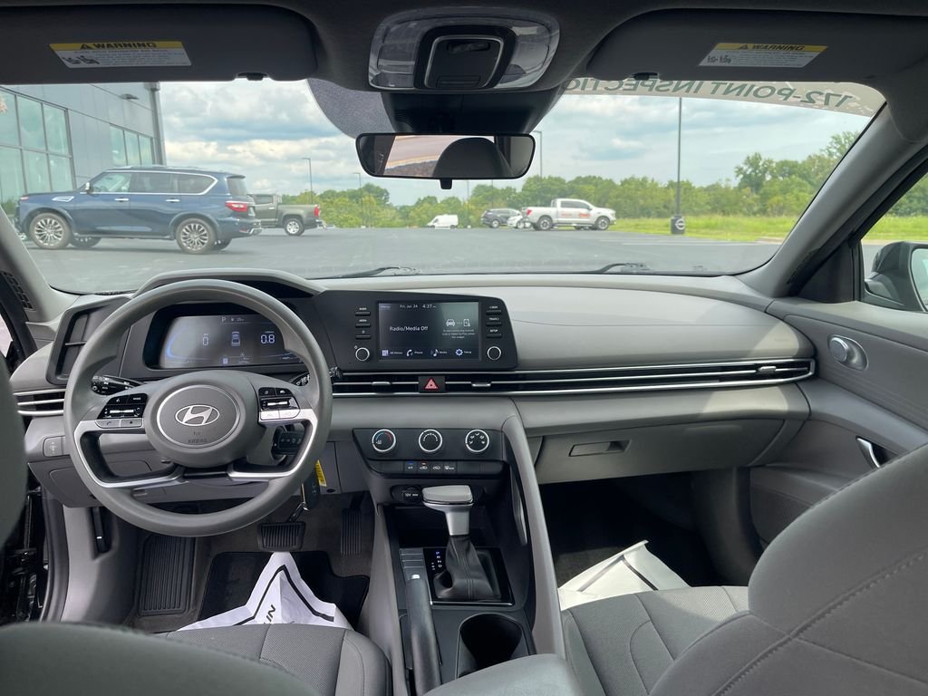 2025 Hyundai Elantra SE - Photo 15