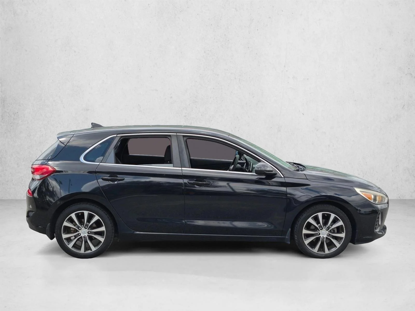 Used 2018 Black Noir Pearl Hyundai  image 4