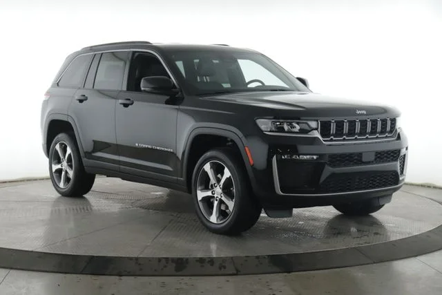 New 2026 Diamond Black Crystal Pearl-Coat Exterior Paint Jeep Limited image 2