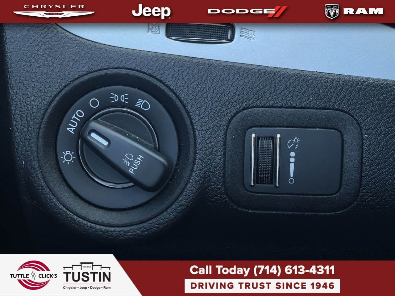 Used 2019 White Noise Tri-Coat Dodge SE image 34