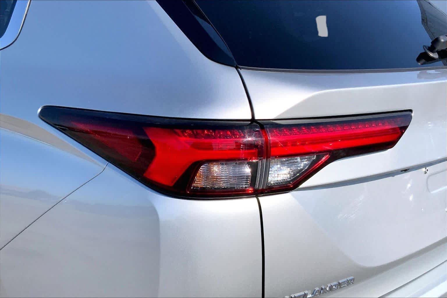 Used 2022 Alloy Silver Metallic Mitsubishi SE image 25