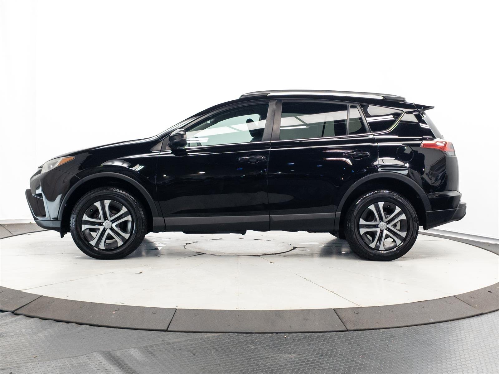2016 Toyota RAV4 LE - Photo 6