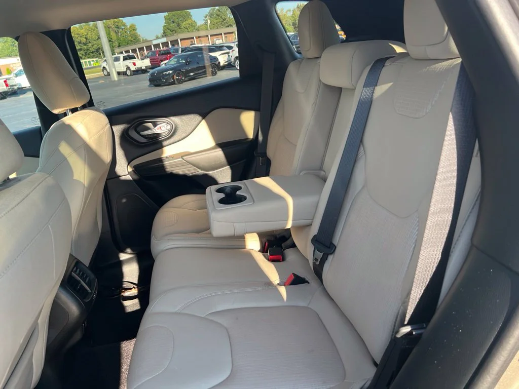 Used 2016 Light Brownstone Pearlcoat Jeep Latitude image 8